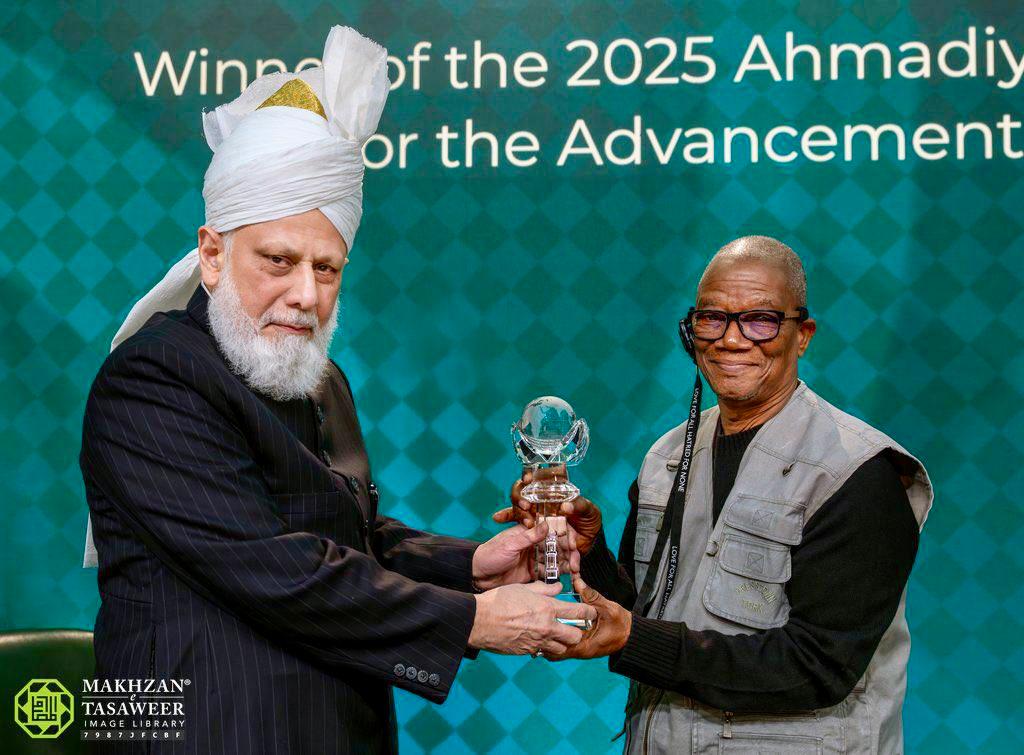 Grégoire Ahongbonon honored with the Ahmadiyya International Peace Prize