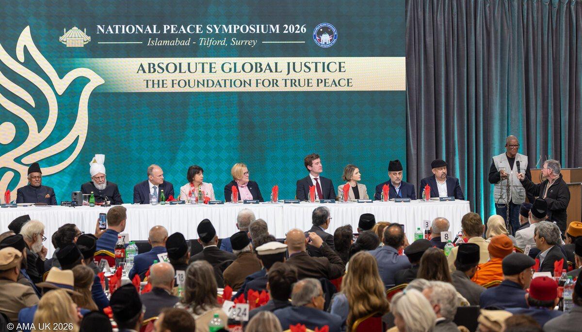 Grégoire Ahongbonon receives the Ahmadiyya International Peace Prize in London